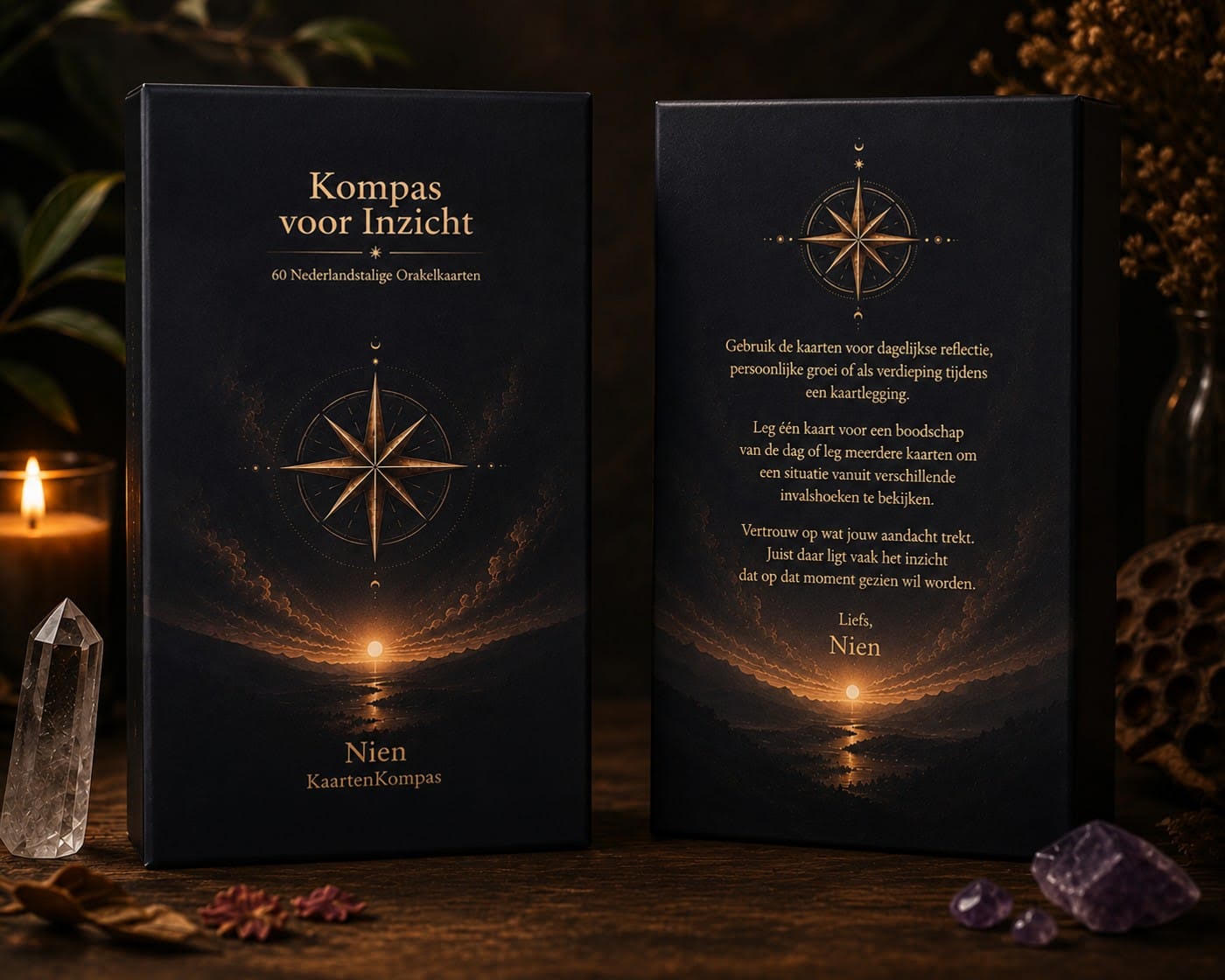 Voor- en achterzijde van Kompas voor Inzicht, het Nederlandstalige orakeldeck van Nien